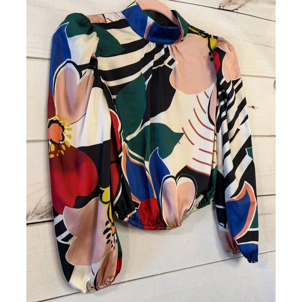 LOVE X DESIGN Bold Floral Print Mock Neck Puff Sleeve Cropped‎ Blouse XS - Picture 8 of 8